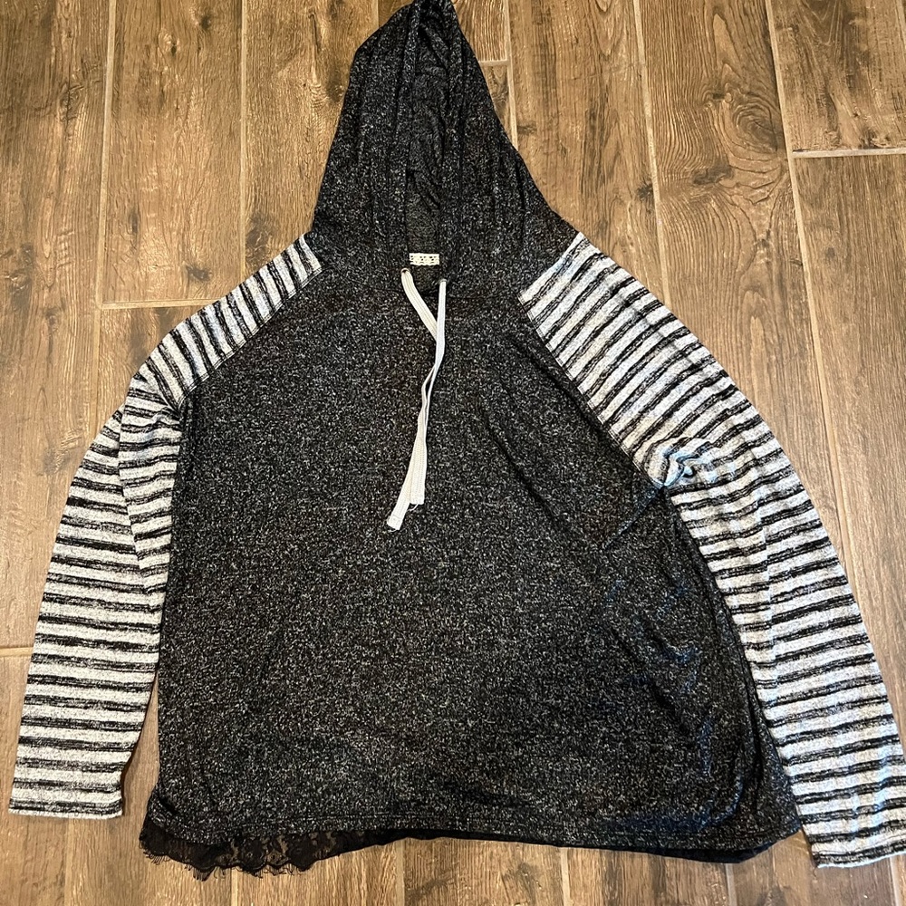 Women’s Size XXL thin sweater with lace